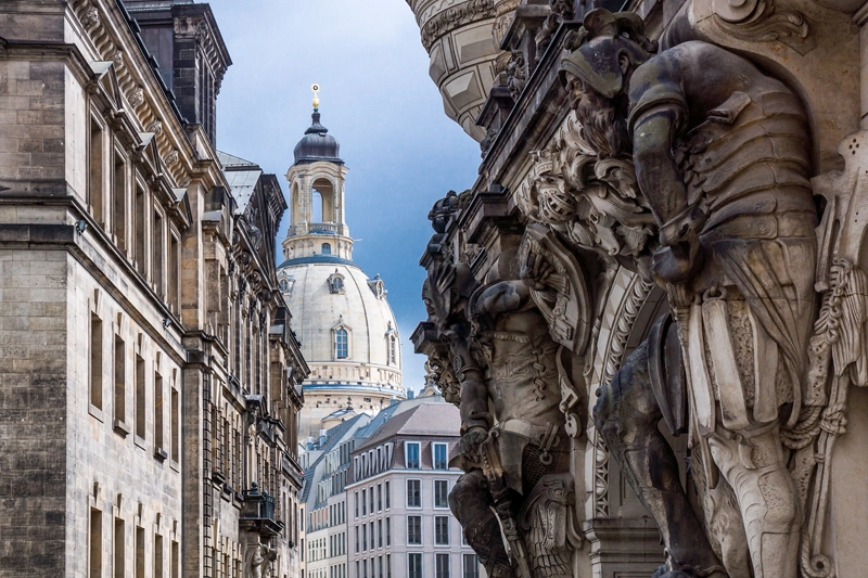 Dresden Frauenkirche durch zwei andere Gebäude hindurch